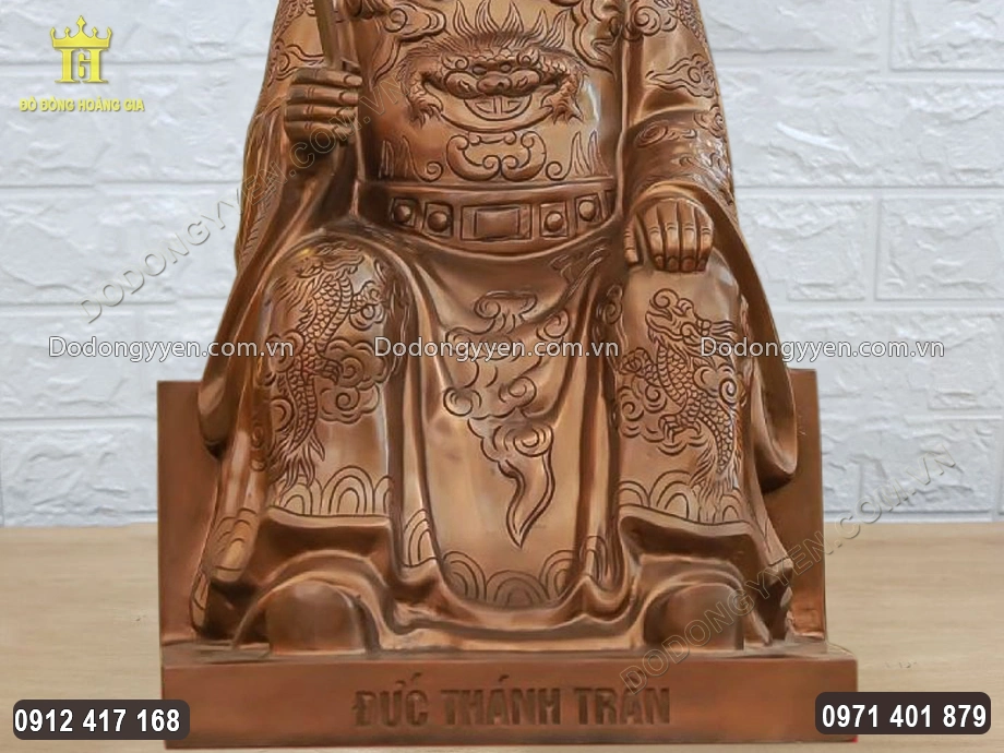Mặt ph&iacute;a trước chạm khắc ch&igrave;m, in hoa d&ograve;ng chữ "ĐỨC TH&Aacute;NH TRẦN"